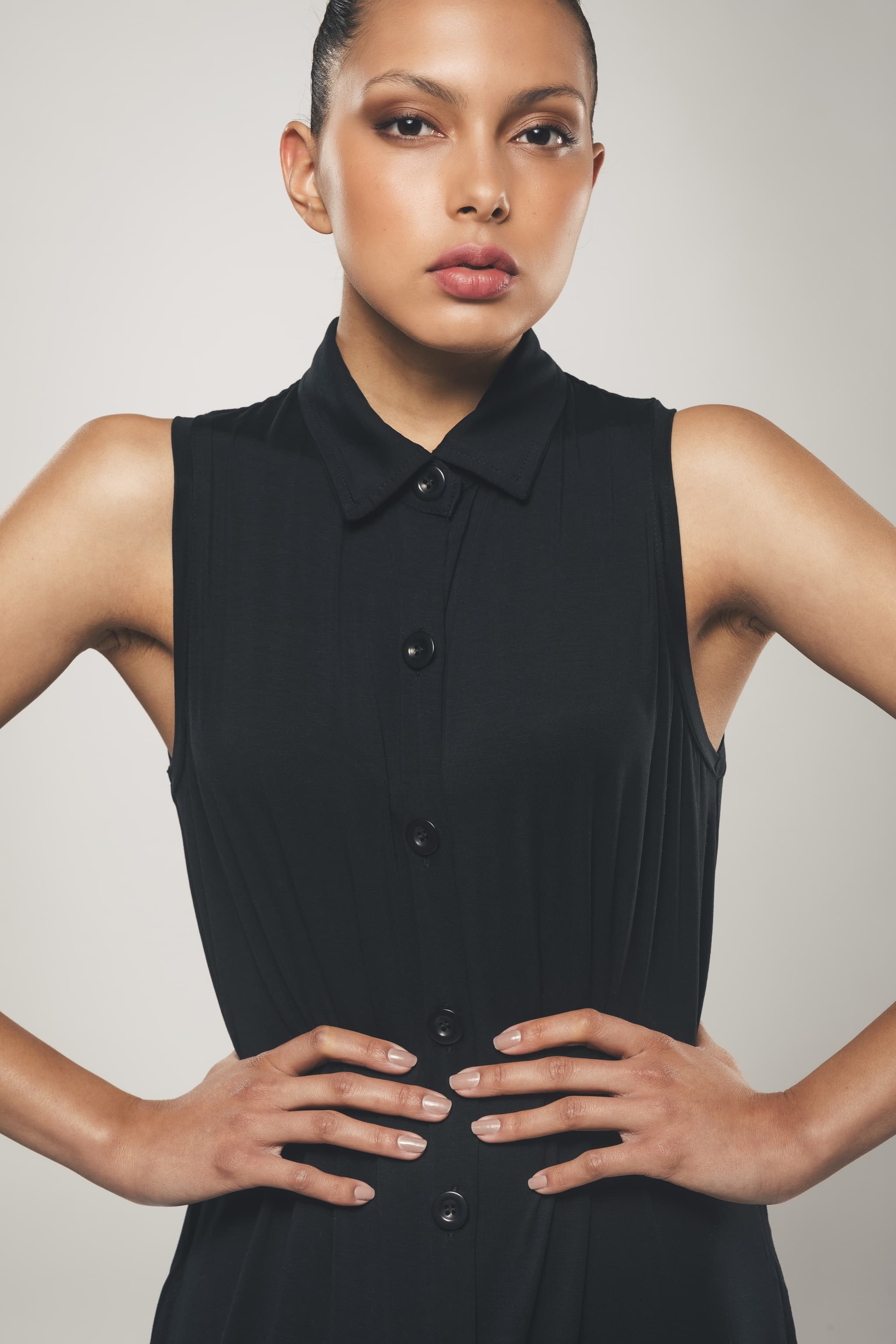 Vestido Camiseiro Maxi Sem Mangas em Preto - Evelyn - Image 2