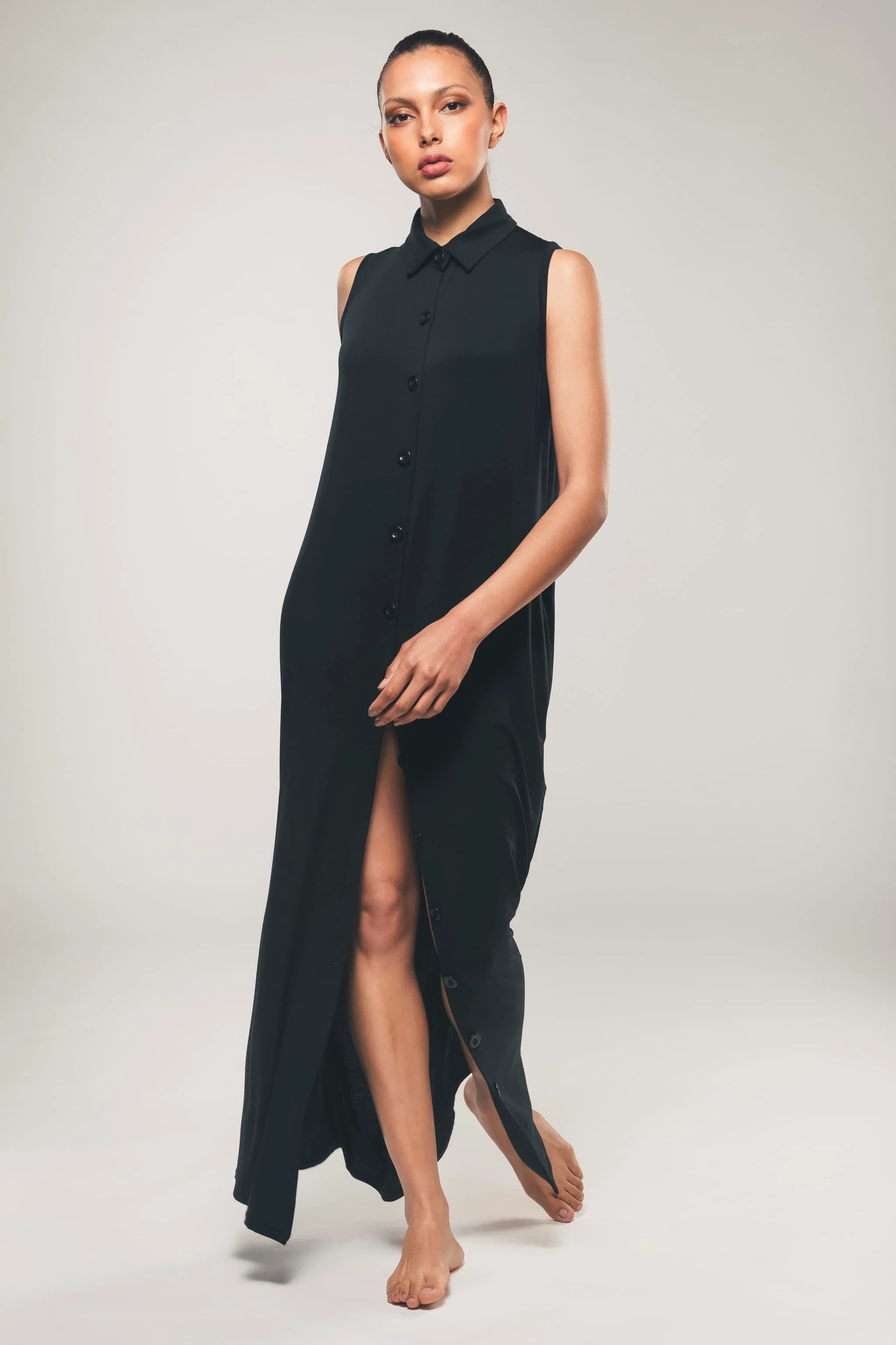 Vestido Camiseiro Maxi Sem Mangas em Preto - Evelyn - Image 3