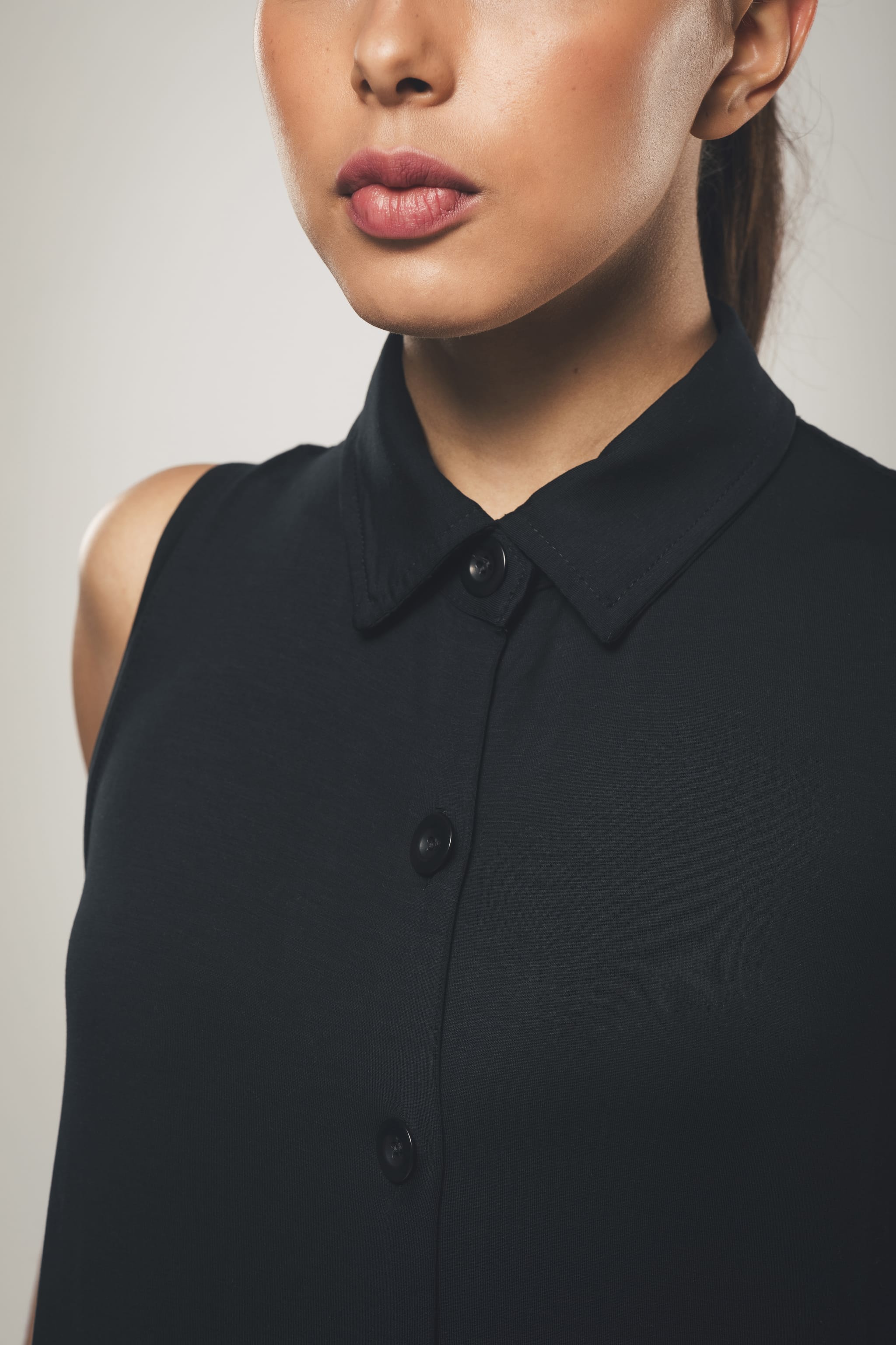 Vestido Camiseiro Maxi Sem Mangas em Preto - Evelyn - Image 5