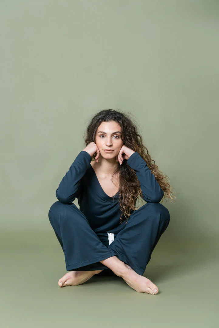 Sweatshirt em TENCEL™ Lyocell Azul com Decote em V - Lenora - Image 3