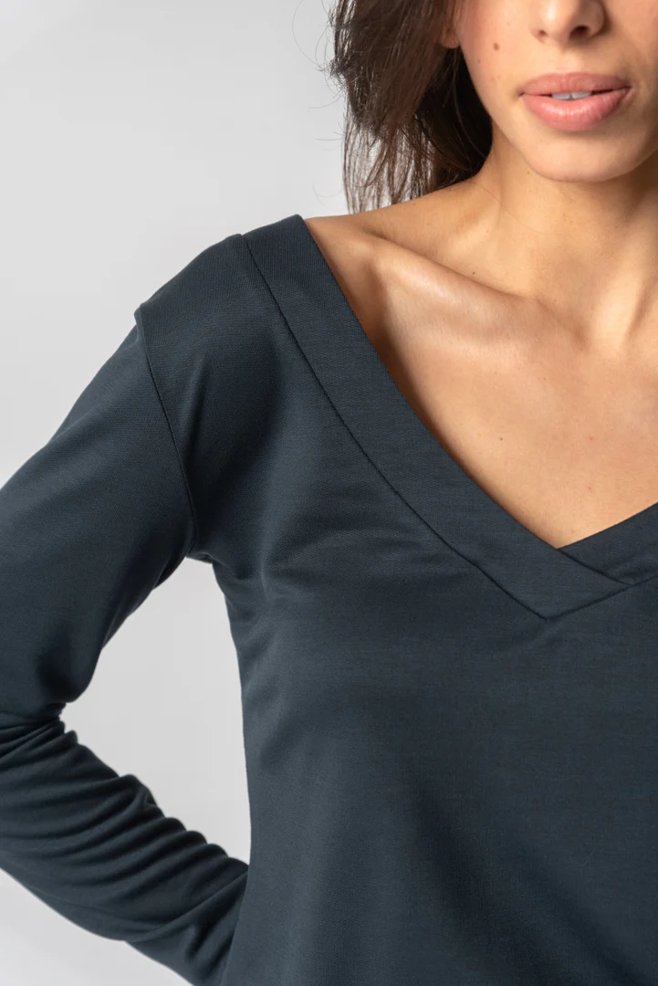 Sweatshirt em TENCEL™ Lyocell Azul com Decote em V - Lenora - Image 5