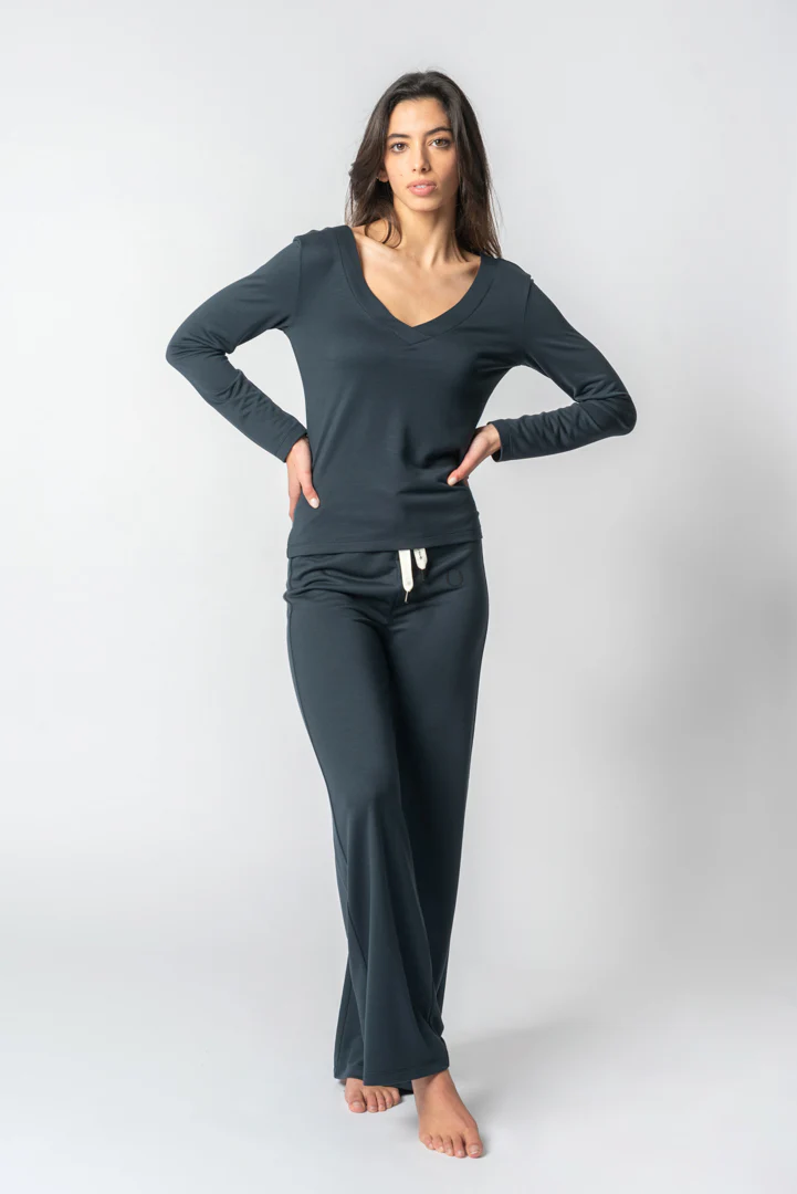 Sweatshirt em TENCEL™ Lyocell Azul com Decote em V - Lenora - Image 6